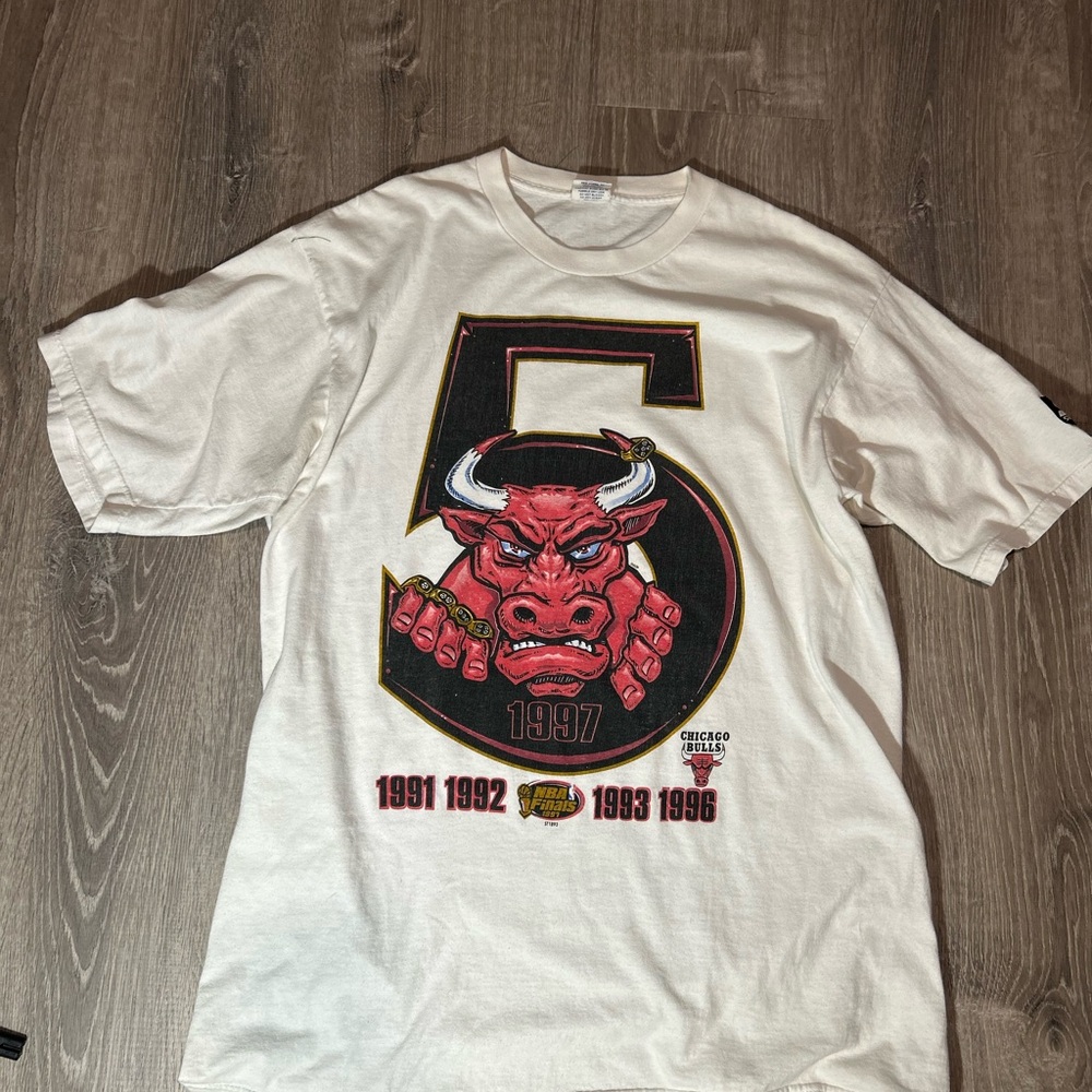 STARTER Chicago bulls White Tee with Red and Black Graphic